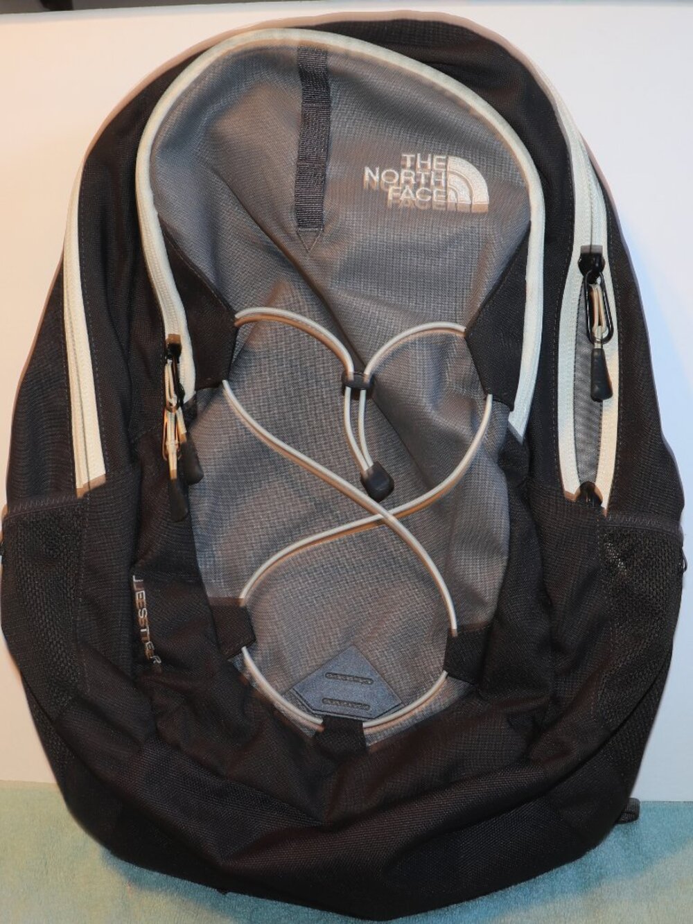 NWOT The North Face Jester Backpack Black Grey FlexVent Laptop Sleeve Bag